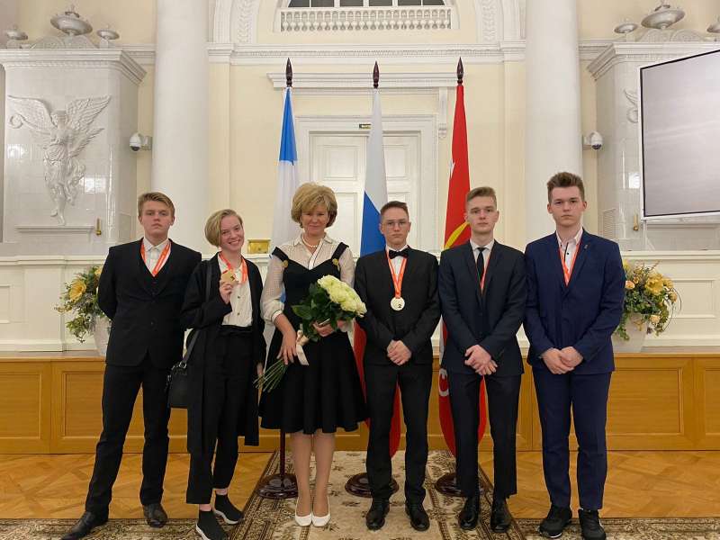 Студентов Петровского колледжа торжественно поздравили в Смольном